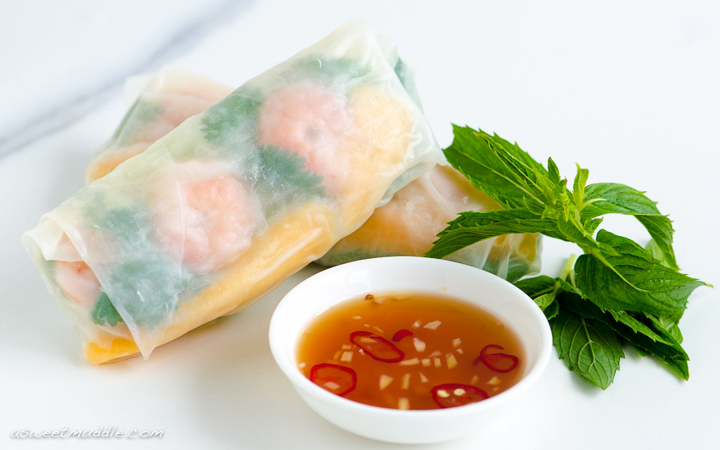 Vietnamese spring rolls with prawn & mango
